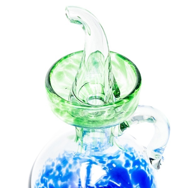 Hecha a Mano de Forma Artesanal Aceitera Anti Goteo de Cristal Transparente Reciclado con asa Verde para fácil sujeción Capacidad 550 ml. Made in Mallorca 