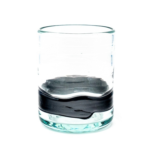 vaso de vidrio negro