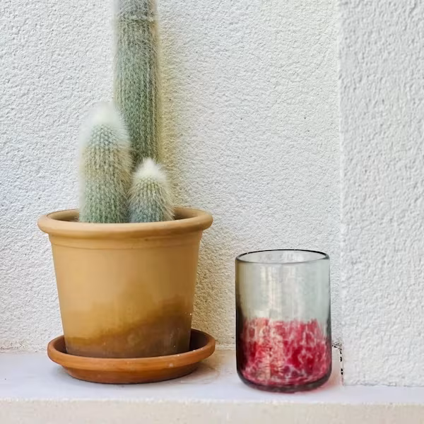 vaso de vidrio soplado en Mallorca. Cristal reciclado