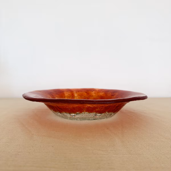 plato hondo rojo de vidrio