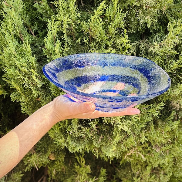 bol azul espiral hecho con cristal y vidrio artesanalmente en Mallorca