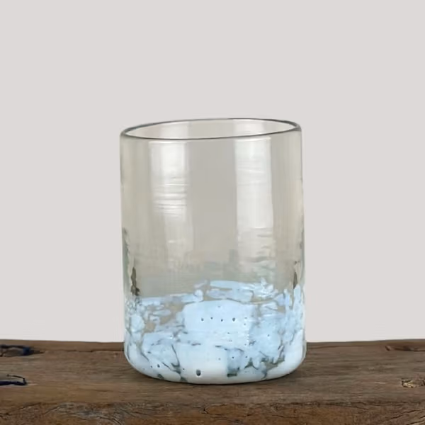 vaso de vidrio blanco ona hecho artesanal con vidrio soplado y cristal reciclado