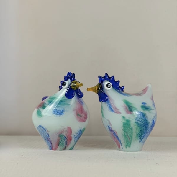 Figuras animales: una pareja de gallinas de vidrio soplado. Cristal artístico.