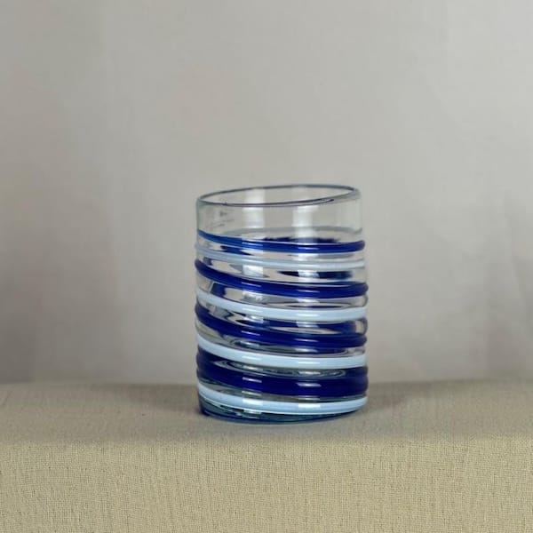 Vaso azul y blanco sobre vidrio transparente hecho a mano en lafiore