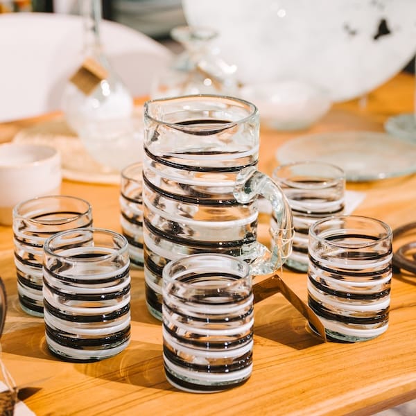 Lafiore Creative & Select Store Mallorca Vaso negro y blanco filat de vidrio soplado hacho a mano con cristal reciclado